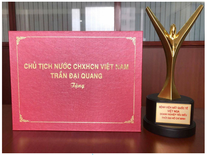 Bệnh viện Mắt Việt - Nga được Cố Chủ Tịch Nước Trần Đại Quang trao tặng giải thưởng “Doanh Nghiệp Tiêu Biểu Thời Đại Hồ Chí Minh”