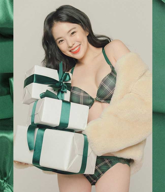 Đều đặn mỗi năm Lee Ha Neul đều cho ra mắt các bộ ảnh nội y đón Noel với tông màu chủ đạo là đỏ, xanh.
