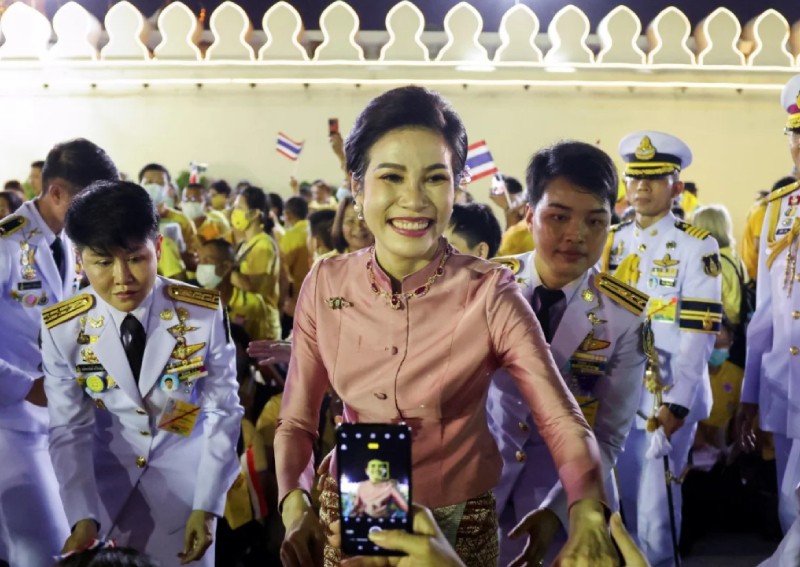 Hoàng quý phi Thái lan Sineenat bắt tay với những người ủng hộ hoàng gia hồi tháng trước.