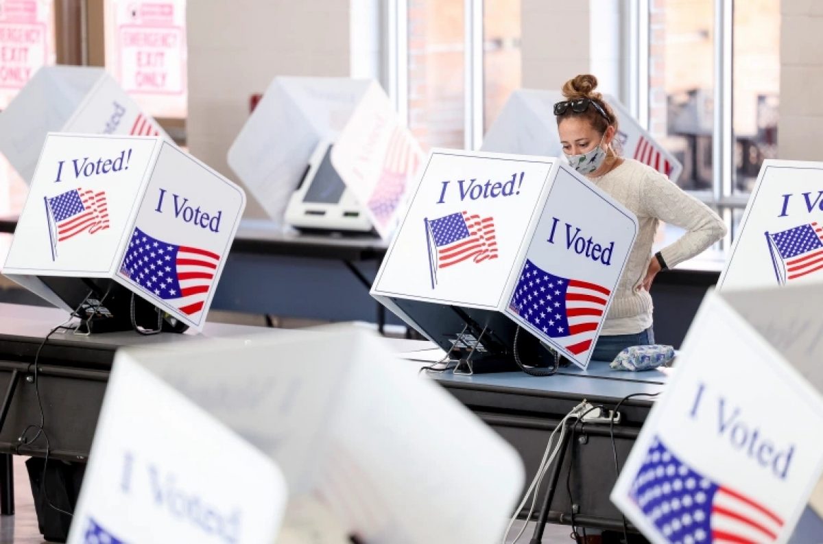Phát hiện 2 lá phiếu bị sai lệch thông tin ở bang Arizona khi kiểm tra 100 phiếu “bản sao” (ảnh: CNN)
