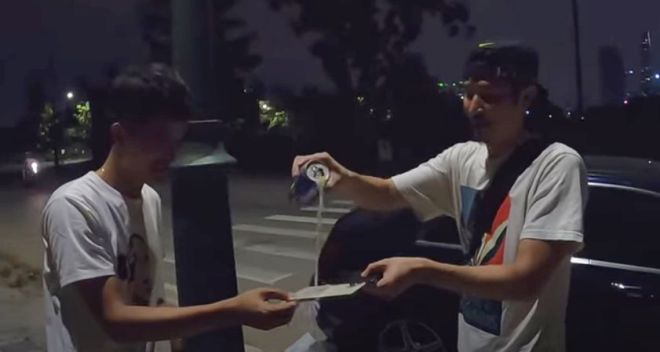 Hành động đổ bia "rửa" điện thoại của Huy Khánh và Mạc Văn Khoa bị chỉ trích gay gắt 