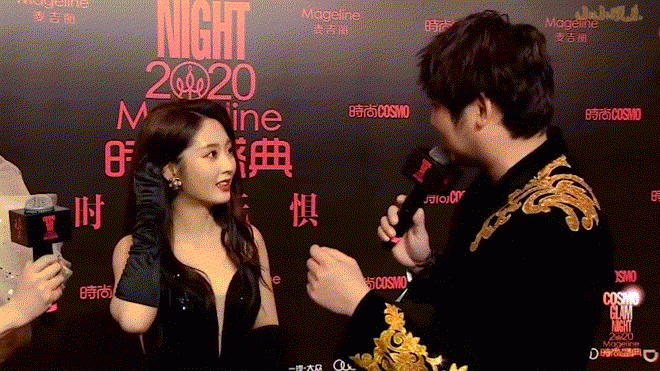 Mỹ nhân rụng tóc giả khi đang mải mê tạo dáng trên thảm đỏ - 5