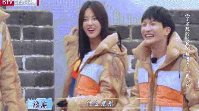 Mỹ nhân rụng tóc giả khi đang mải mê tạo dáng trên thảm đỏ - 7