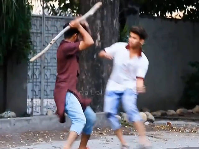 Cười 24H - Thanh niên vác gậy ra phố dọa người đi đường khiếp vía