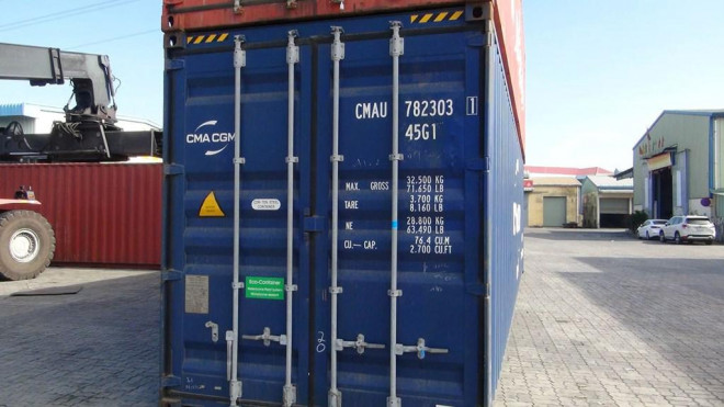 Một trong hai container găng tay nhập khẩu từ Trung Quốc. (Ảnh: Tổng cục Hải quan)