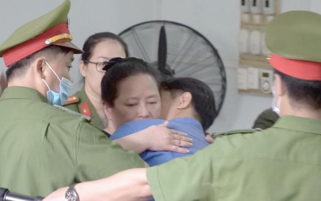 Bà Lan ôm con trai (bị cáo Phương) sau khi tòa tuyên trả hồ sơ vụ án để điều tra bổ sung