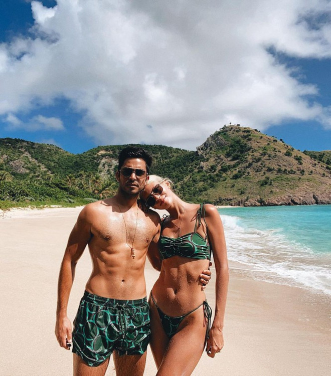 Siêu mẫu 1m80 Devon Windsor ôm hôn chồng nồng nàn trên biển - 1