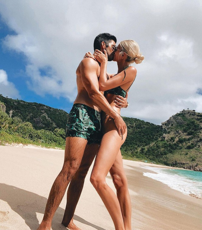Siêu mẫu 1m80 Devon Windsor ôm hôn chồng nồng nàn trên biển - 4