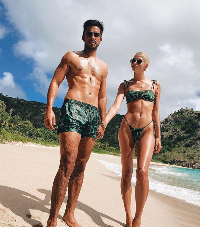 Siêu mẫu 1m80 Devon Windsor ôm hôn chồng nồng nàn trên biển - 3