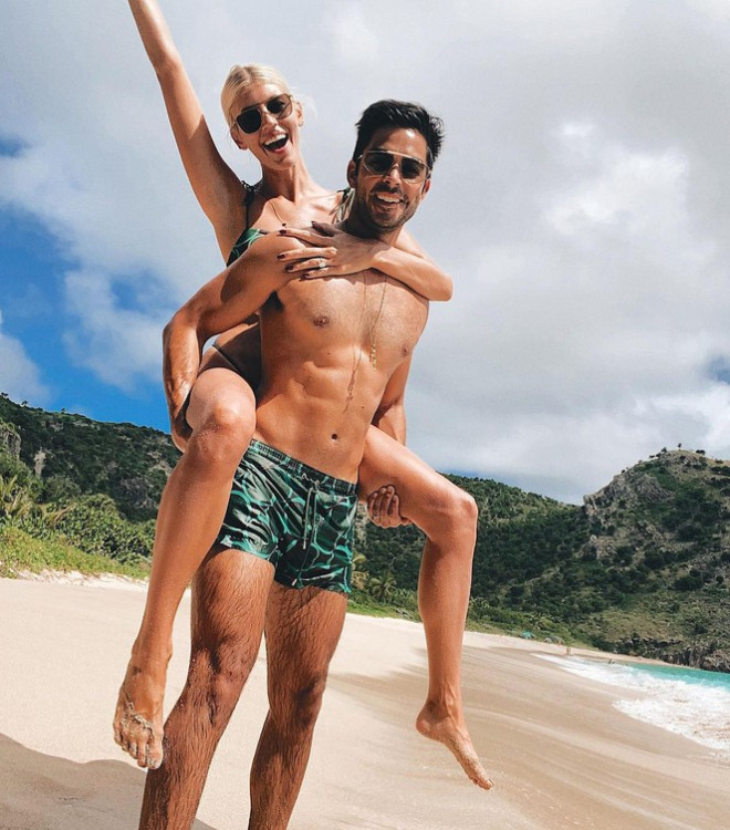 Siêu mẫu 1m80 Devon Windsor ôm hôn chồng nồng nàn trên biển - 2