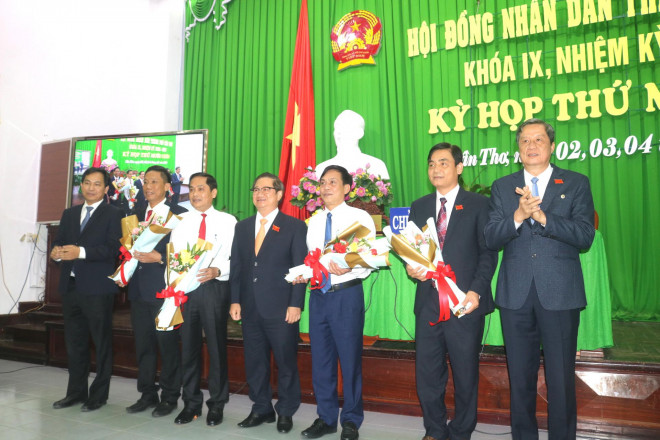 Các Phó Chủ tịch HĐND và UBND TP Cần Thơ trúng cử nhận hoa chúc mừng