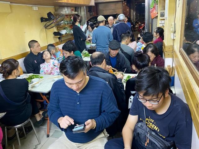 Thị trường - Tiêu dùng - Quán phở xào bột đao độc nhất phố Cổ mỗi ngày bán hơn 300 đĩa dù giá cao ngất ngưởng