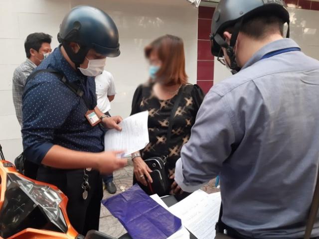 Tin tức trong ngày - Bị phạt không đeo khẩu trang nơi công cộng, nhiều người năn nỉ "xin tha"