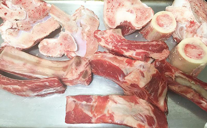 Ảnh: Chọn xương bò để hầm lấy nước lèo dùng phở