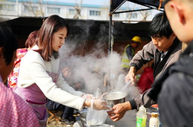 Quán súp dê này do 2 người thân của Đàm Lệ Lệ mở, sau đó cô cũng trở thành cổ đông và bán hàng.
