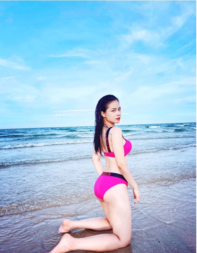 Ngoài đời, Dương Hoàng Yến sở hữu thân hình vô cùng gợi cảm. Thỉnh thoáng, giọng ca 9X thu hút sự chú ý của fan khi đăng tải hình ảnh diện bikini nóng bỏng.
