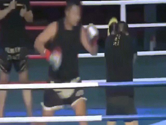 Thể thao - Trò hề: "Đệ tử" Diệp Vấn bị võ sĩ Boxing đánh "vừa chạy vừa xin"