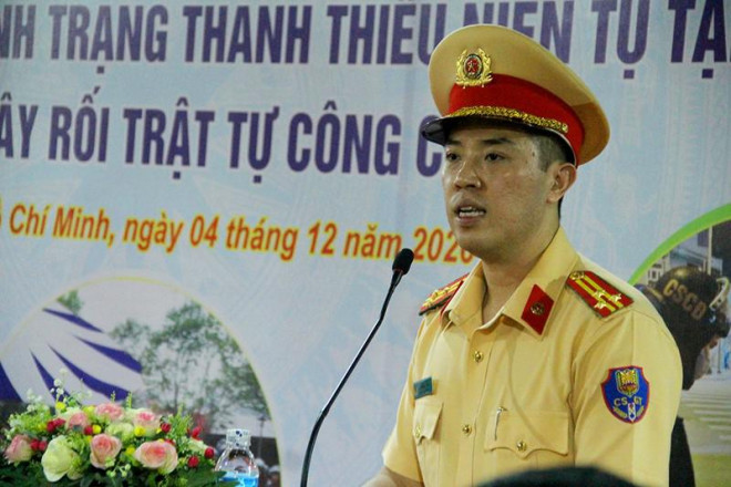 Thượng tá Huỳnh Trung Phong, Trưởng phòng PC08 phát biểu tại buổi lễ. Ảnh: Lê Thoa