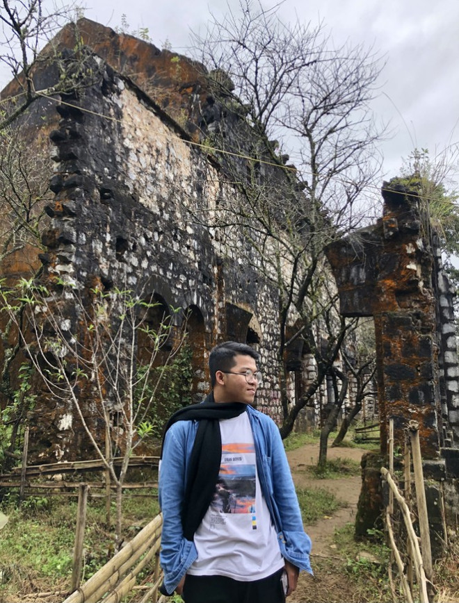 Tham quan nhà thờ đá Sa Pa - Ảnh: NVCC