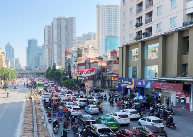 Tại nút giao Lê Văn Lương - Vành đai 3 - Tố Hữu, cảnh tượng thường thấy ở đây là đường thường xuyên ùn tắc kéo dài, hai bên đường là hàng chục tòa nhà cao 30 đến trên 40 tầng được xây san sát nhau. Trong các tòa này có các chuỗi tòa mang tên: Viwaseen Tower, Bắc Hà Tower, The Light, HUD, Licogi…&nbsp;