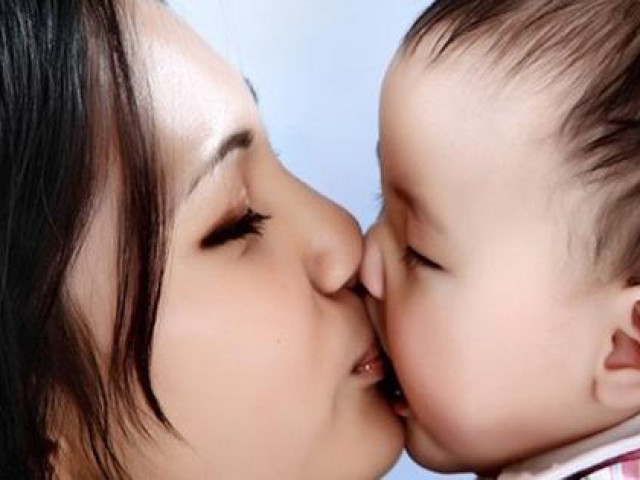 Sức khỏe đời sống - Không chỉ lây COVID- 19, những căn bệnh nguy hiểm có thể cướp đi sự sống của trẻ từ nụ hôn