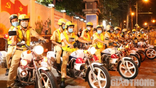 Khoảng 20h ngày 4/12, CSGT TP.HCM chính thức phát động lễ ra quân mở cao điểm đảm bảo TTATGT và phòng, chống tình trạng thanh thiếu niên tụ tập, chạy xe gây rối trật tự công cộng trên địa bàn thành phố.