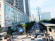 Kinh doanh - Cận cảnh cao ốc &quot;nhấn chìm&quot; con đường BT Hà Nội
