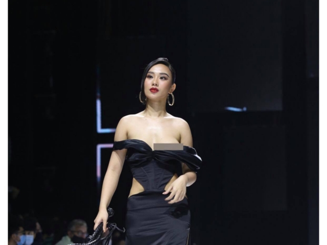 Hoa hậu Hà thành gặp sự cố trên sàn diễn thời trang không hề hay biết