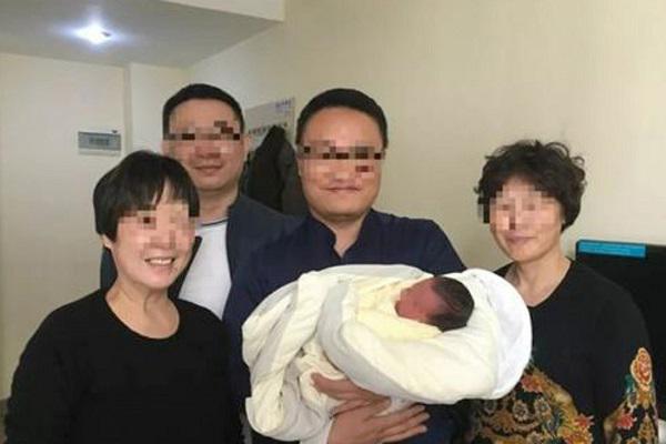 Em bé bình an chào đời vào tháng 12/2017, mang đến niềm vui cho cả gia đình. Ảnh: Sina