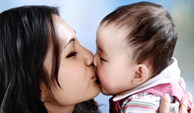 Không chỉ lây COVID- 19, những căn bệnh nguy hiểm có thể cướp đi sự sống của trẻ từ nụ hôn - 1
