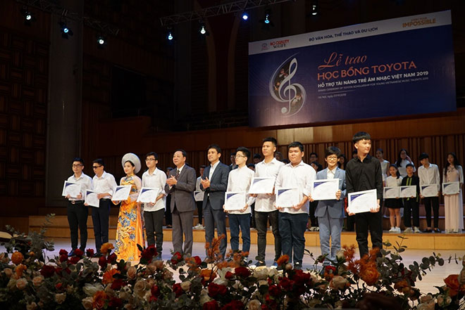 Đại diện Toyota trao học bổng cho các sinh viên tại Lễ trao học bổng năm 2019