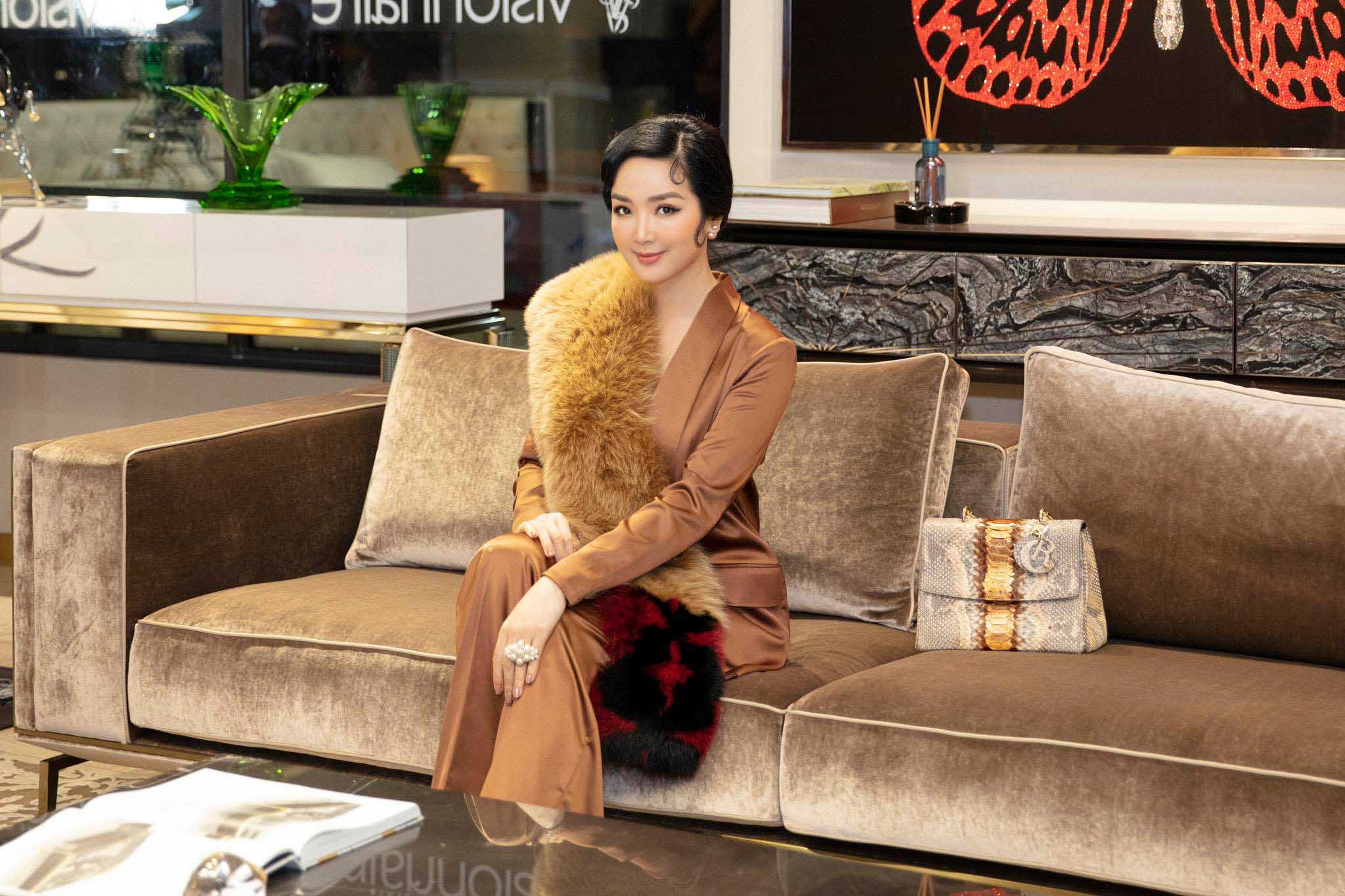 Hoa hậu Giáng My thu hút sự chú ý của các quan khách với vẻ đẹp cổ điển, sang trọng, quý phái. Cô chọn phong cách menswear với bộ vest nâu mix với khăn lông họa tiết của Gucci và túi da đến từ thương hiệu Christian Dior.