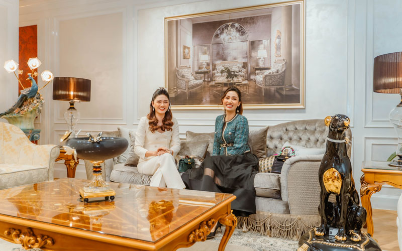 Á hậu Thanh Tú và Trà My là hai chị em ruột. Họ đều mang vẻ đẹp thanh lịch, nhẹ nhàng.