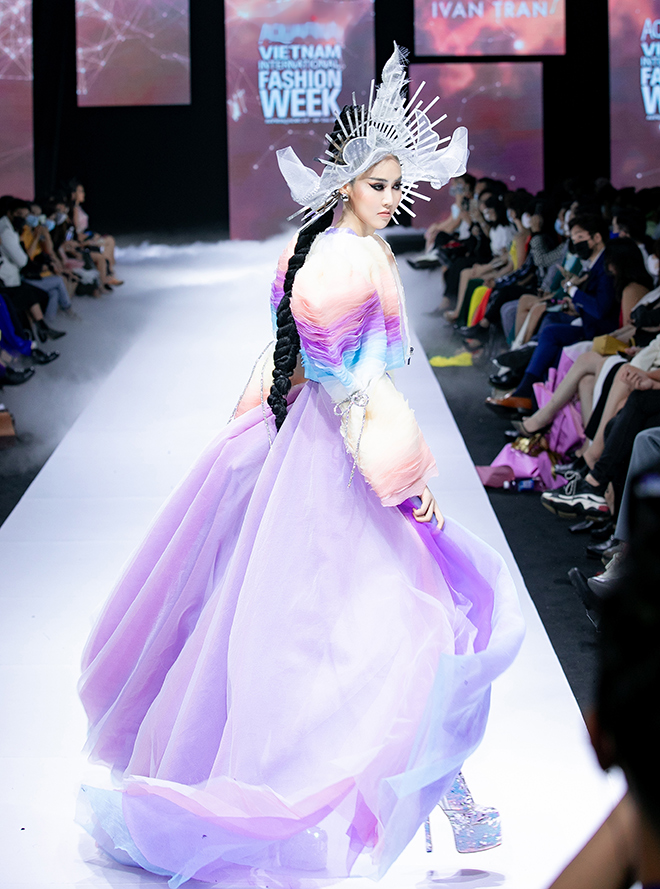 Á hậu Trúc Ny tỏa sáng ngút ngàn khi tái xuất sàn diễn thời trang - 7
