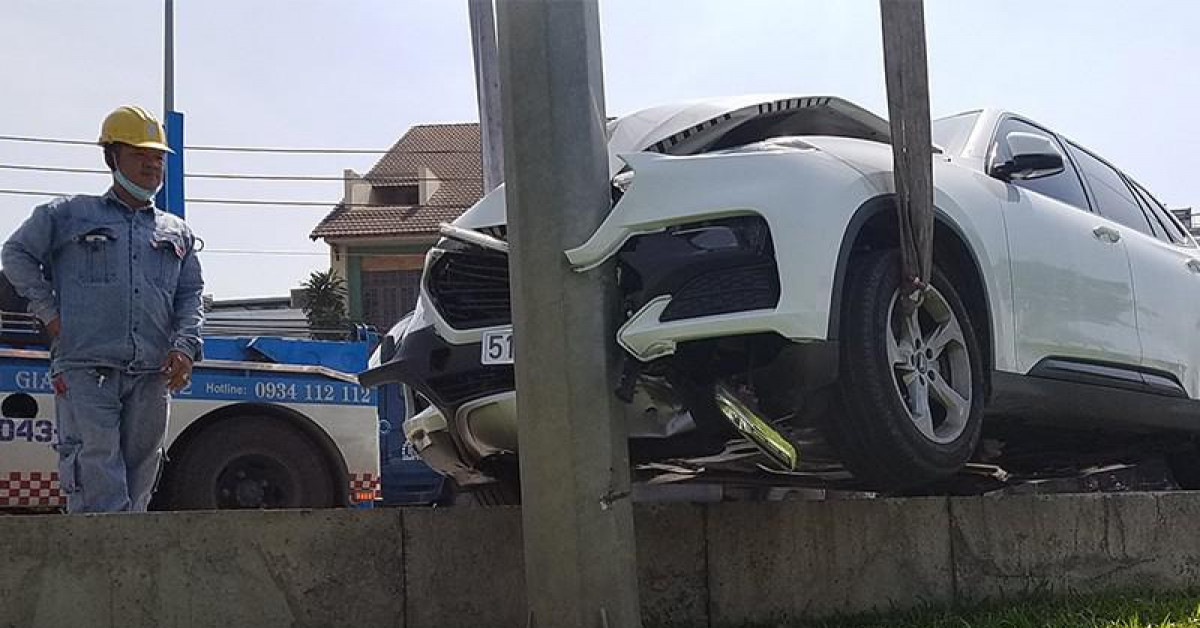 Tin tức trong ngày - Nữ tài xế lao thẳng ô tô vào cột điện ở đại lộ Võ Văn Kiệt