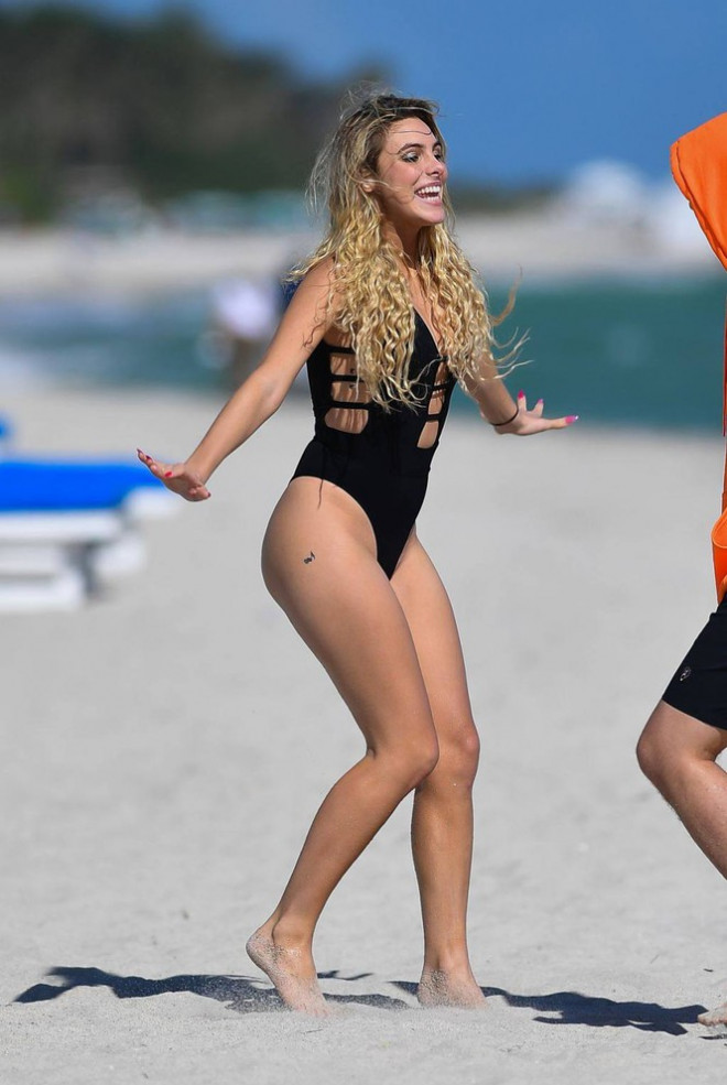 Hotgirl đình đám Lele Pons nảy nở đẹp như mộng ở biển - 2