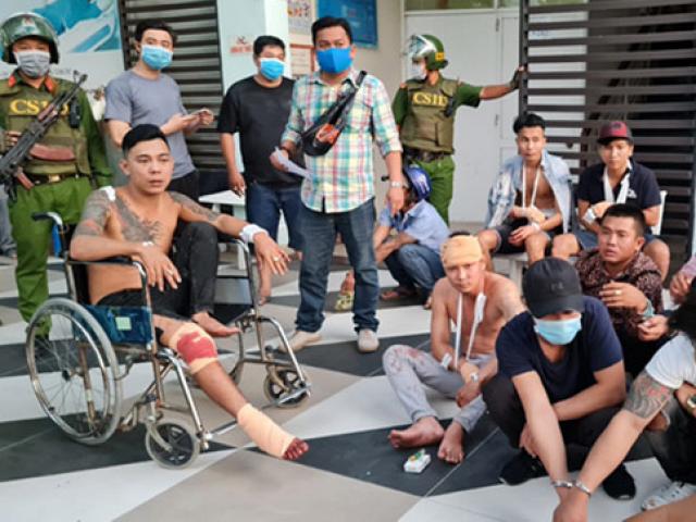 Pháp luật - Kinh hoàng nhóm côn đồ đập phá ô tô 16 chỗ, chém trọng thương nhiều người