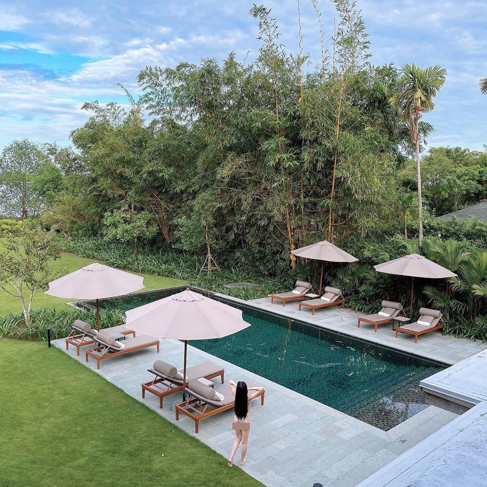 Mặc dù, góc chụp xa nhưng người hâm mộ vẫn trầm trồ về vóc dáng gợi cảm của người đẹp.