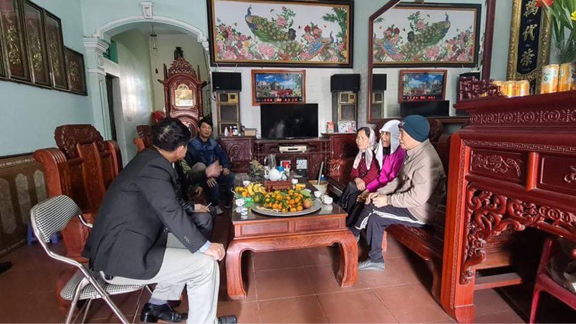 Nhiều người tới&nbsp;hỏi thăm ông Bình khi gia đình tìm thấy con dâu