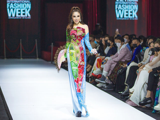 Thời trang - Hoa hậu Hoàng Dung diện áo dài hình bản đồ Việt Nam đính kết ấn tượng