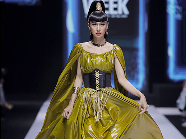 Thời trang - Lynk Lee bất ngờ làm vedette, nhảy múa trên sàn diễn thời trang