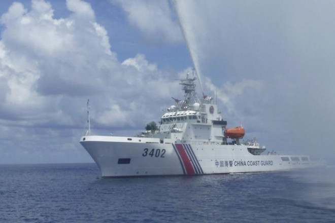 Lực lượng hải cảnh Trung Quốc ngày càng tỏ ra hung hăng ở Biển Đông, đe dọa và bắt nạt tàu thuyền các nước. Ảnh: SCMP/AP