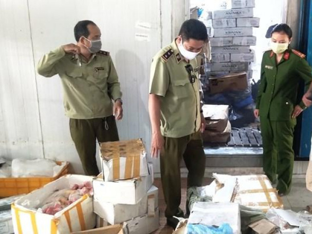 Thị trường - Tiêu dùng - Kinh doanh thực phẩm không rõ nguồn gốc, một chủ hàng bị phạt nặng