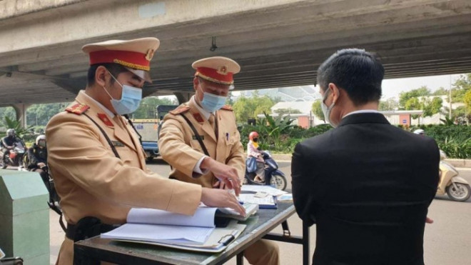 Tài xế L.S.T điều khiển xe ô tô 30F-024.8x phân bua: "Tôi chỉ vào chấm công trong Công ty ra, là bị lực lượng CSGT lập biên bản lỗi đỗ xe nơi có biển cấm"