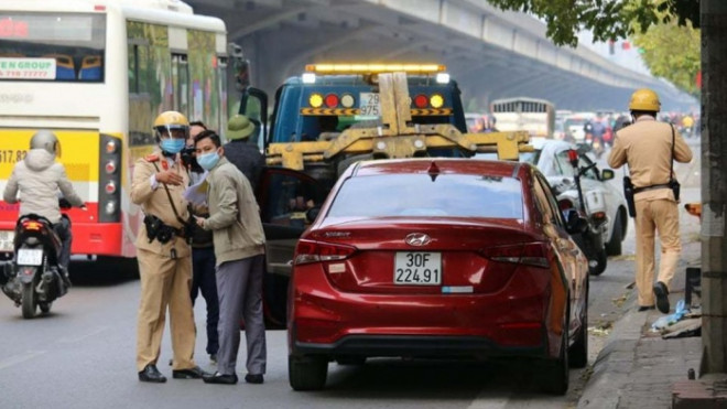 CSGT giải thích cho tài xế Kh. biết đã vi phạm lỗi đỗ xe ô tô nơi có biển cấm