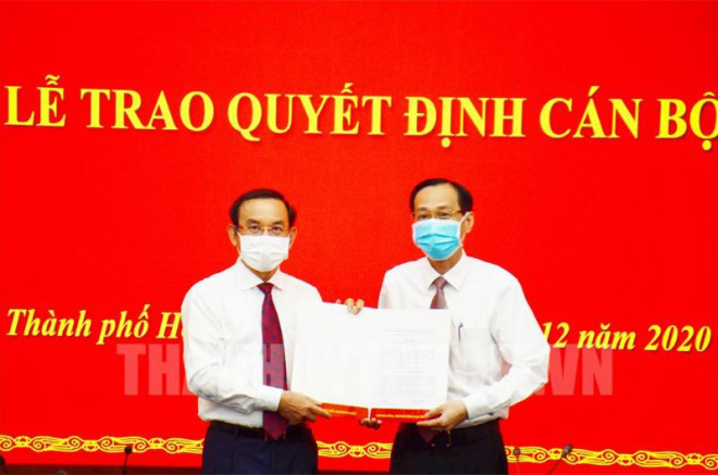 Bí thư Thành ủy Nguyễn Văn Nên trao quyết định cho ông Lê Thanh Liêm. Ảnh: Web Thành ủy TP.HCM