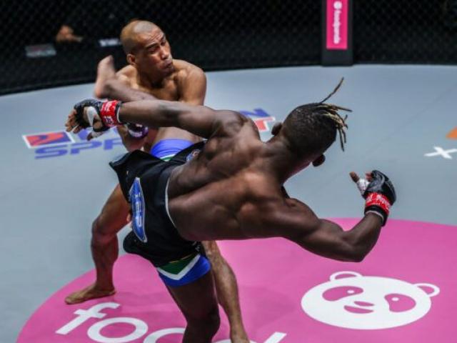 Thể thao - Sửng sốt 2 cú knock-out: Bế đối thủ ném xuống sàn, tung đá trúng cổ