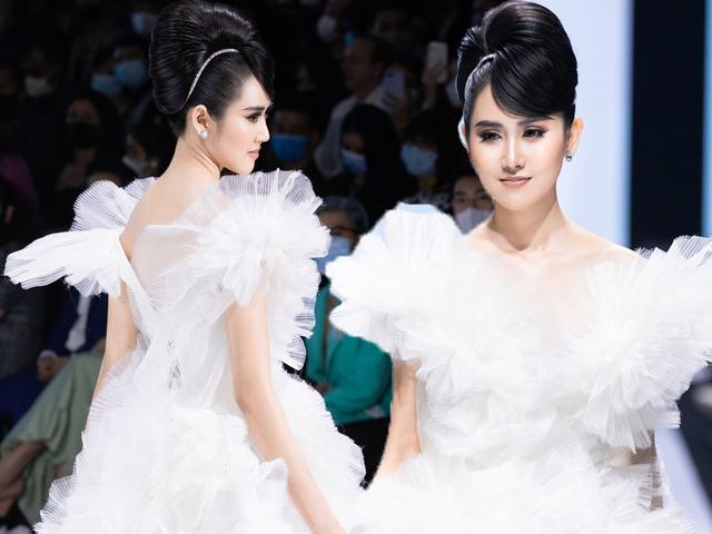 Sao Việt - Á hậu Trúc Ny tựa công chúa tinh khôi trên sàn catwalk