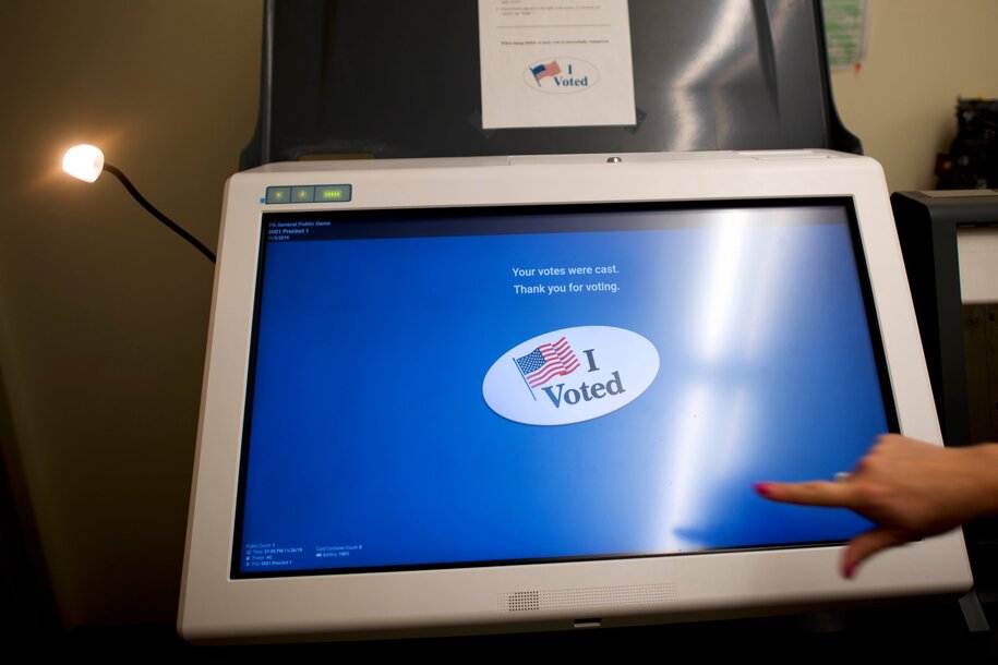 Máy kiểm phiếu của công ty Dominion ở bang Michigan sẽ bị kiểm tra lại nhằm phát hiện “gian lận bầu cử” (ảnh: Daily Mail)