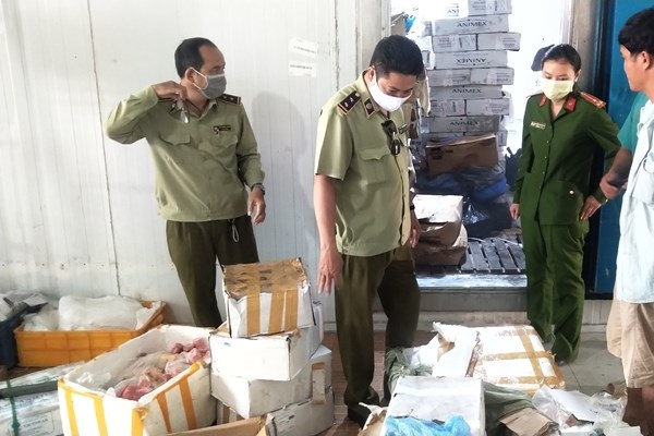 Kinh doanh thực phẩm không rõ nguồn gốc, một chủ hàng bị phạt nặng - 1